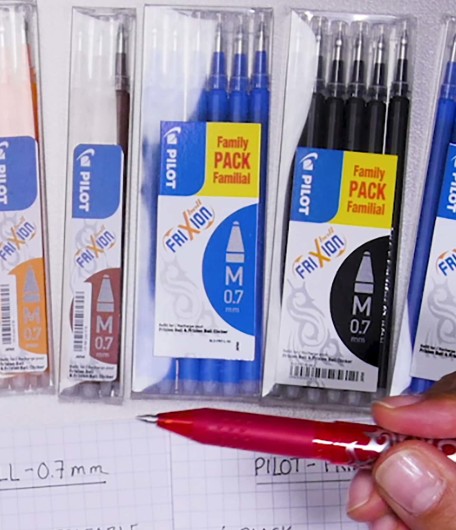 PILOT Lot 1 stylo roller effaçable pointe moyenne bleu FriXion Ball + 3  recharges effaçables bleu pas cher 